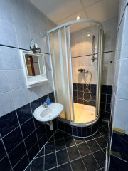 kúpeľňa so sprchovým kútom
