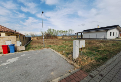 Stavebný pozemok, 701 m2, všetky IS, slepá ulica, oplotenie z 2 strán